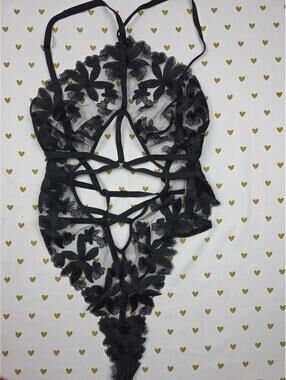 Victorias Secret EMBROIDERED Cutout Teddy Applique V String Thong Caged MED